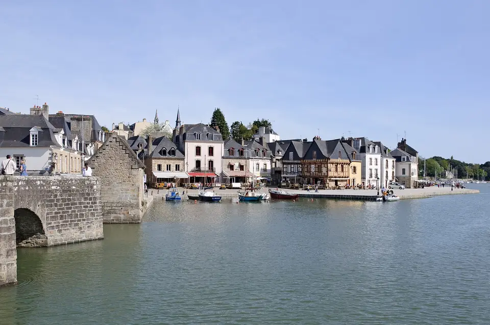 Port de Saint-Goustan à Auray : pont de pierre et maisons anciennes aux toits d'ardoise du quai Franklin.