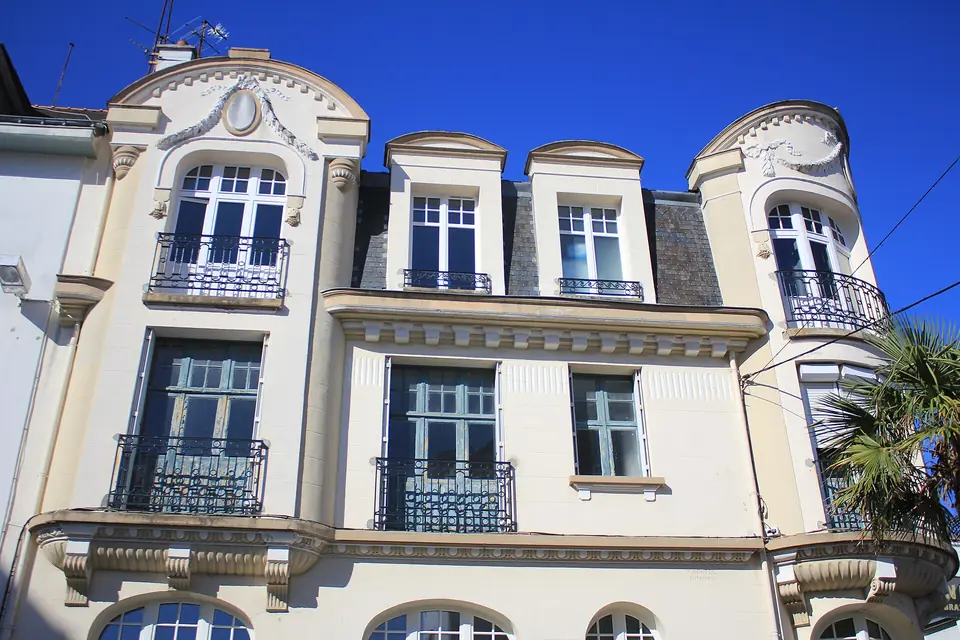 Maison bourgeoise du 26 rue Paul-Bert à Lorient, façade claire à balcons en fer forgé et lucarnes.