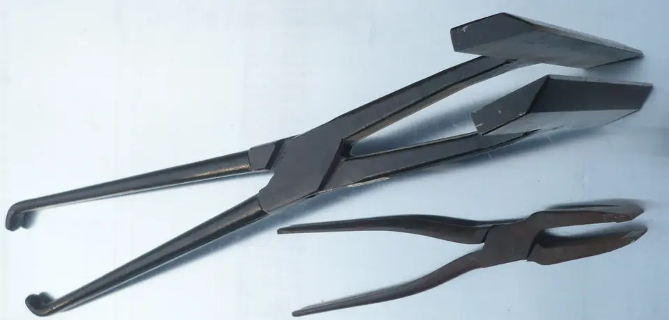 Deux pinces à border, outils de couvreur-zingueur servant à plier et façonner le zinc.