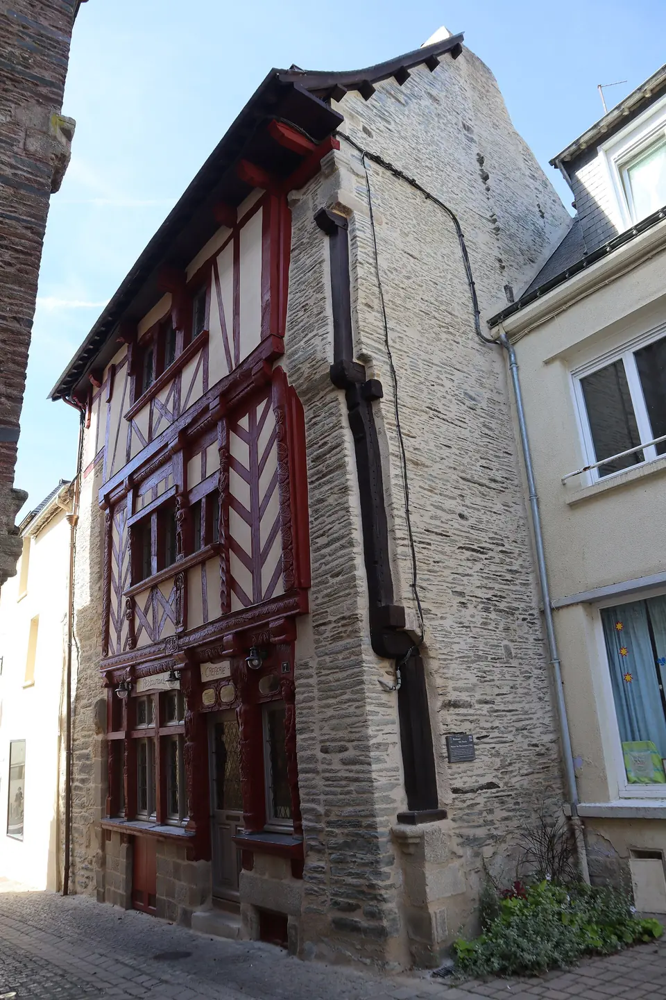 Maison des Marmousets à Ploërmel, façade à pans de bois sculptés sous un toit d'ardoise.