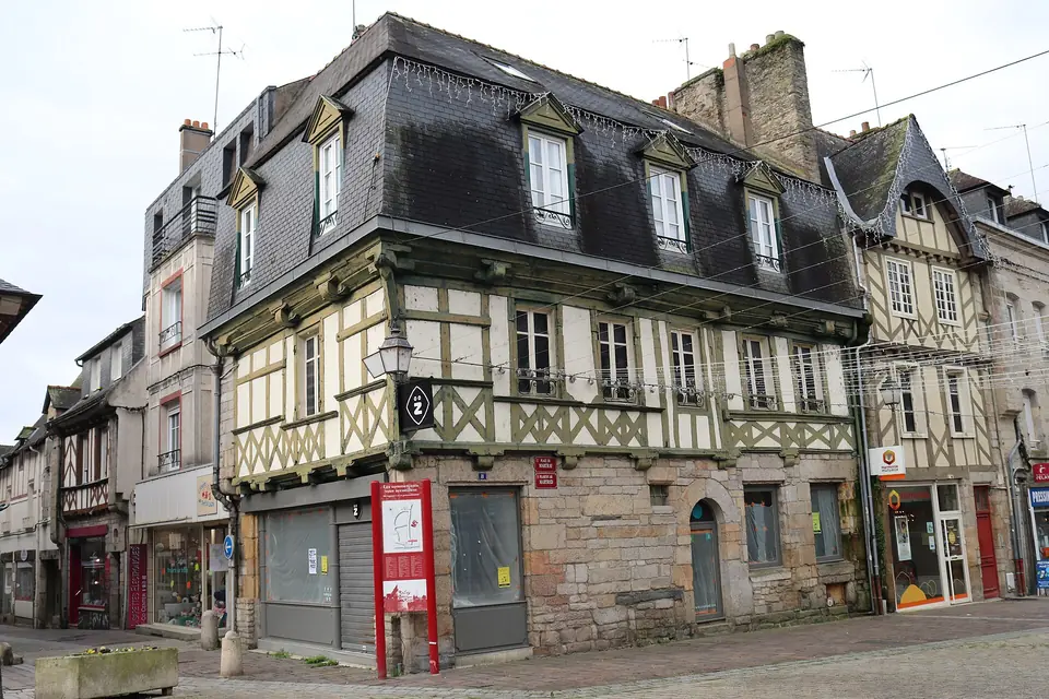 Maisons à colombages et toits d'ardoise sur la place du Martray à Pontivy.
